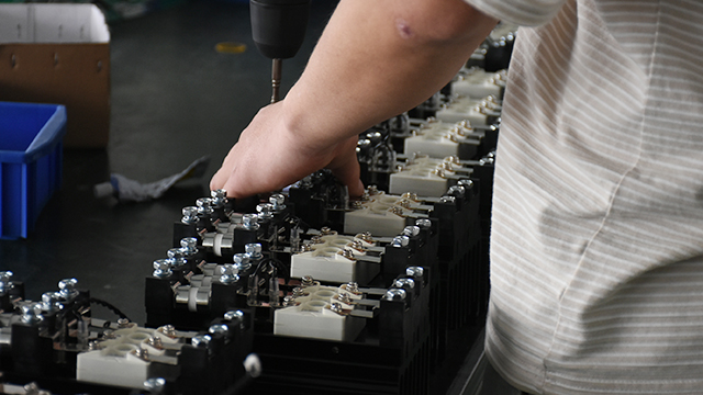 電壓調(diào)節(jié)器1