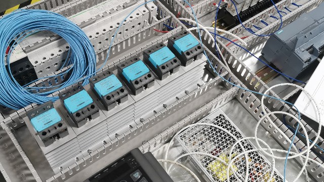 吹瓶機選用電力調整器好還是固態(tài)繼電器好