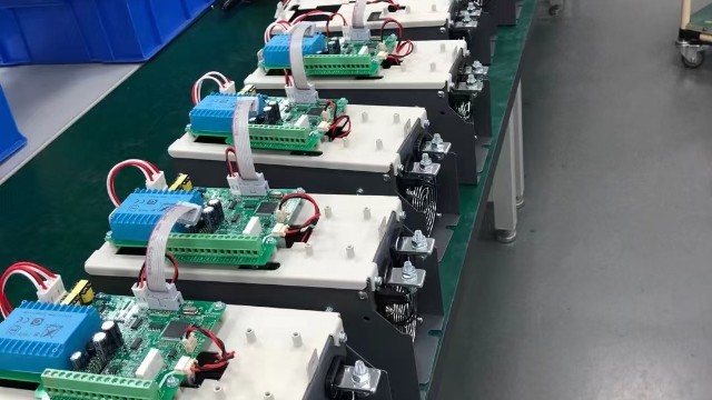 電力調整器的輸出電壓和電流的精度受到哪些因素的影響？