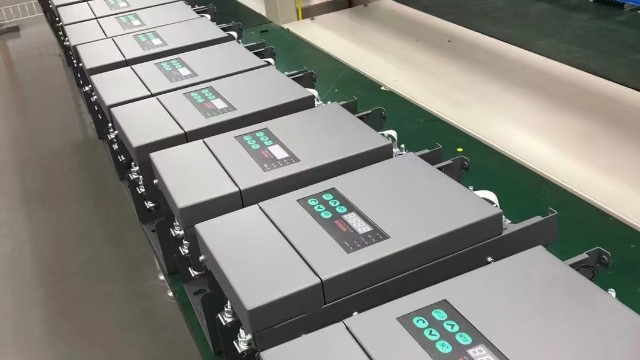 電力調(diào)整器的通信接口是如何實現(xiàn)的，以便與其他系統(tǒng)進行集成和遠程監(jiān)控？