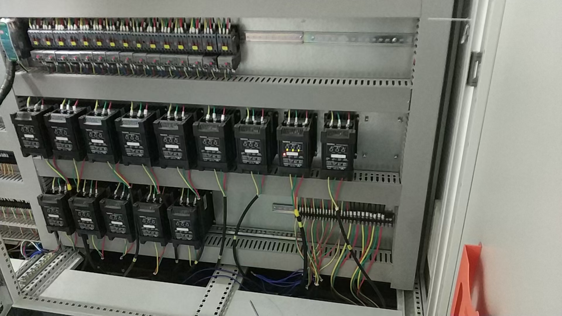 電力調(diào)整器與穩(wěn)壓器有何不同，它們的工作原理如何？