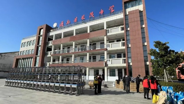 愛心匯聚力量，真情共筑希望----蘇州合泉為長(zhǎng)茂中學(xué)更換課桌椅