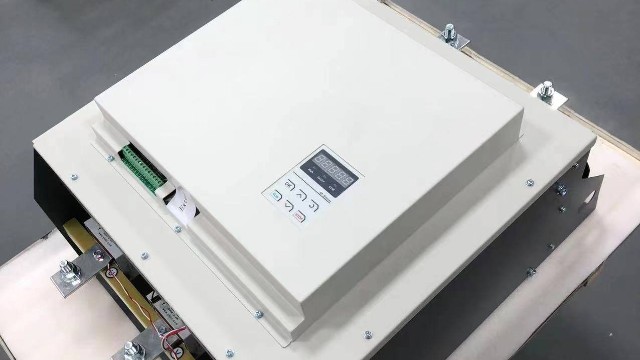 電力調(diào)整器中采用的主要電子元件是什么，它們的選擇標準是什么？