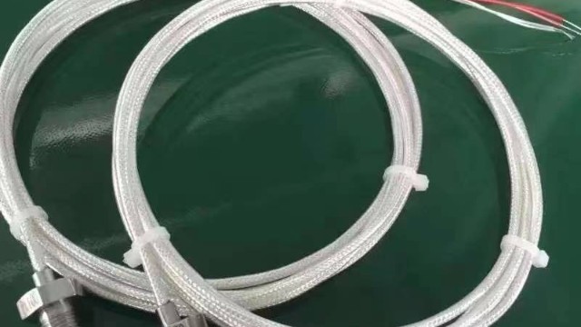 熱電偶在工業(yè)和科學研究中的關(guān)鍵作用是什么，它們?nèi)绾螏椭鉀Q溫度測量方面的挑戰(zhàn)？