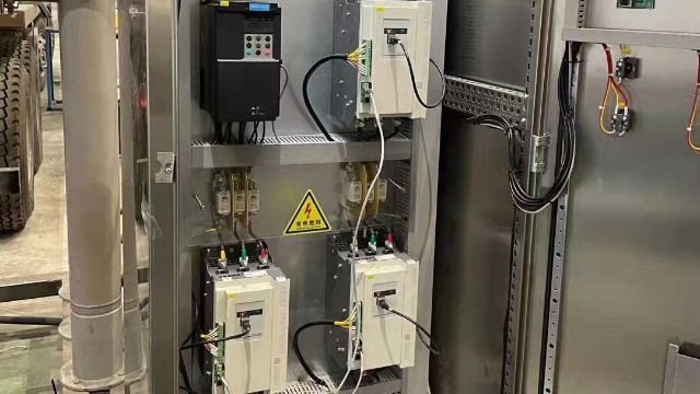 電力調(diào)整器在高頻開關電源中的操作頻率是多少，選擇操作頻率的考慮因素是什么？