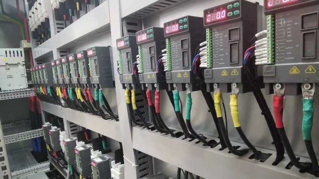 電力調(diào)整器中的電流傳感器和電壓傳感器是如何實現(xiàn)精確測量的？