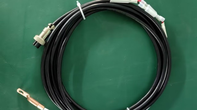 熱電偶的電壓輸出與溫度之間的關(guān)系是怎樣的，有什么數(shù)學(xué)模型可以描述它？